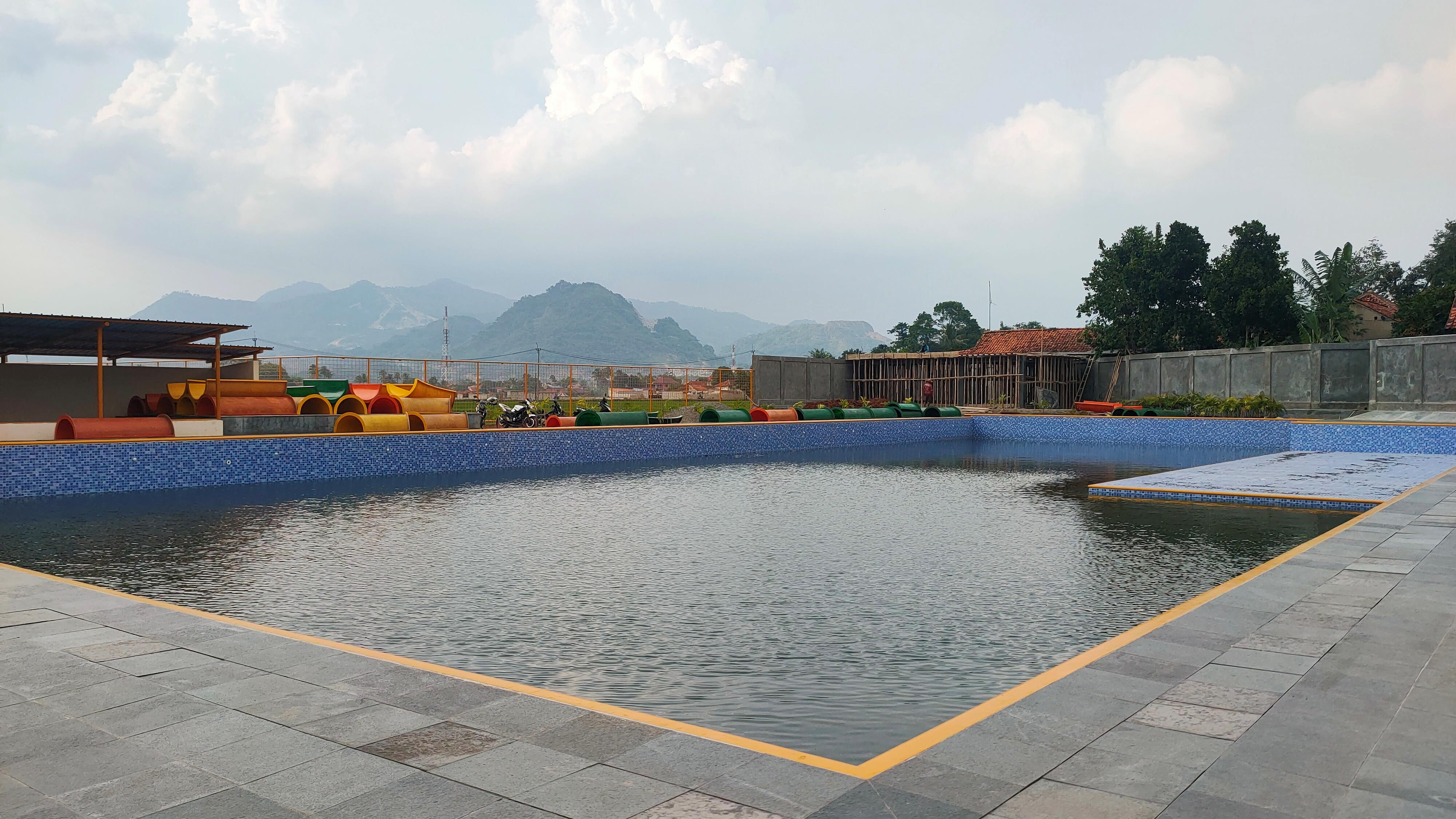 Kolam renang sempit di rooftop malam hari