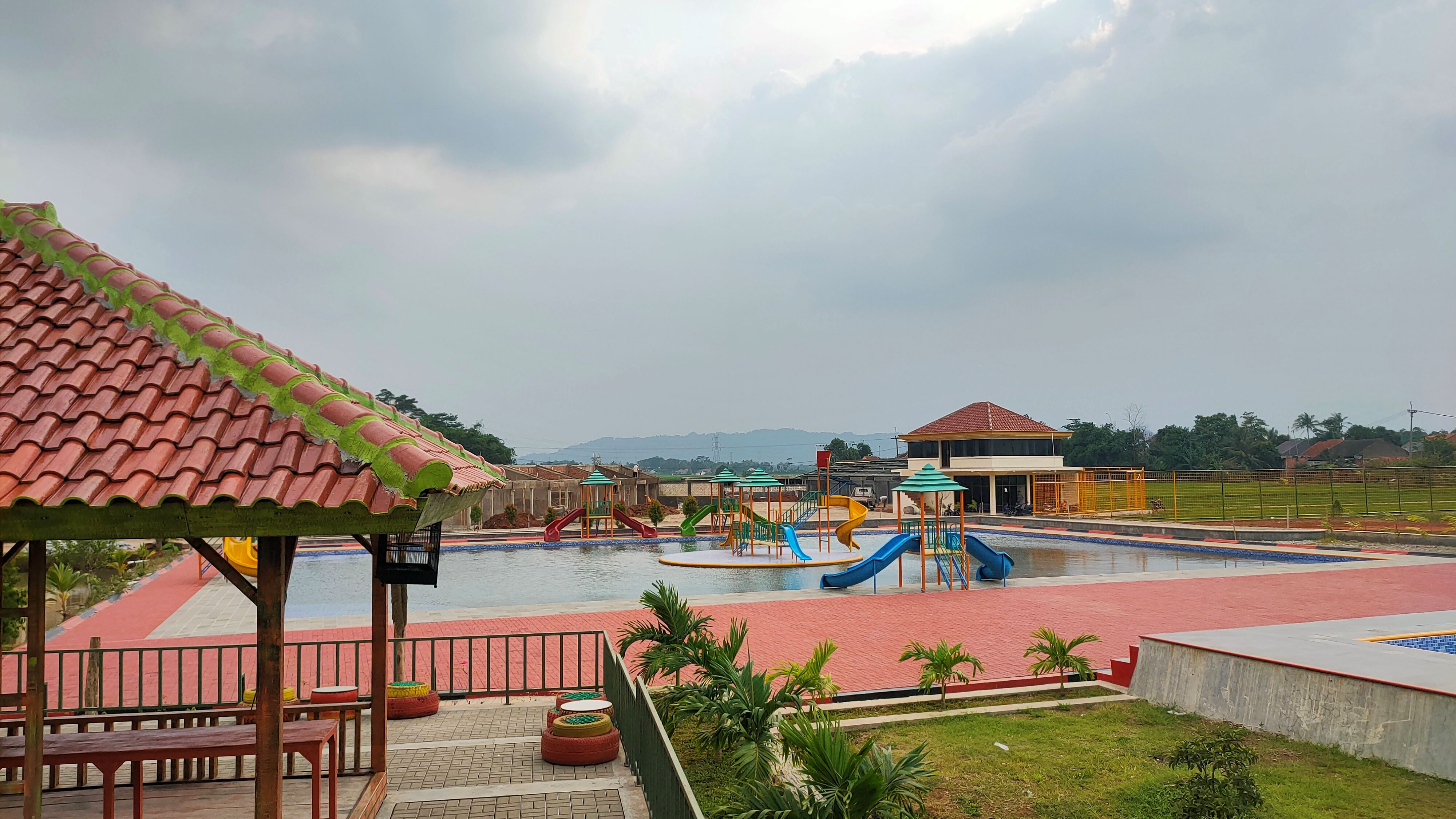 Kolam renang dengan pohon palem
